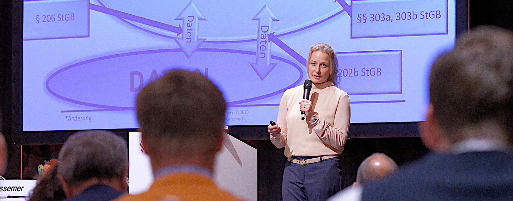 Referentin bei einem Vortrag