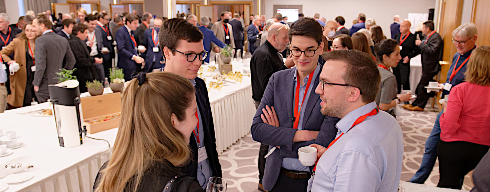 Junge Anwälte im Gespräch bei einer Veranstaltung der AG Strafrecht