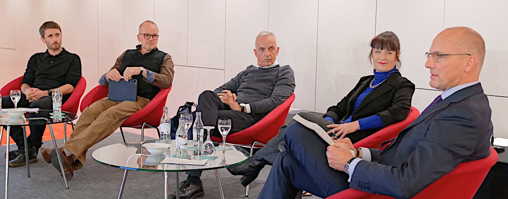 Bühne mit Gesprächsrunde beim Herbstkolloquium 2021