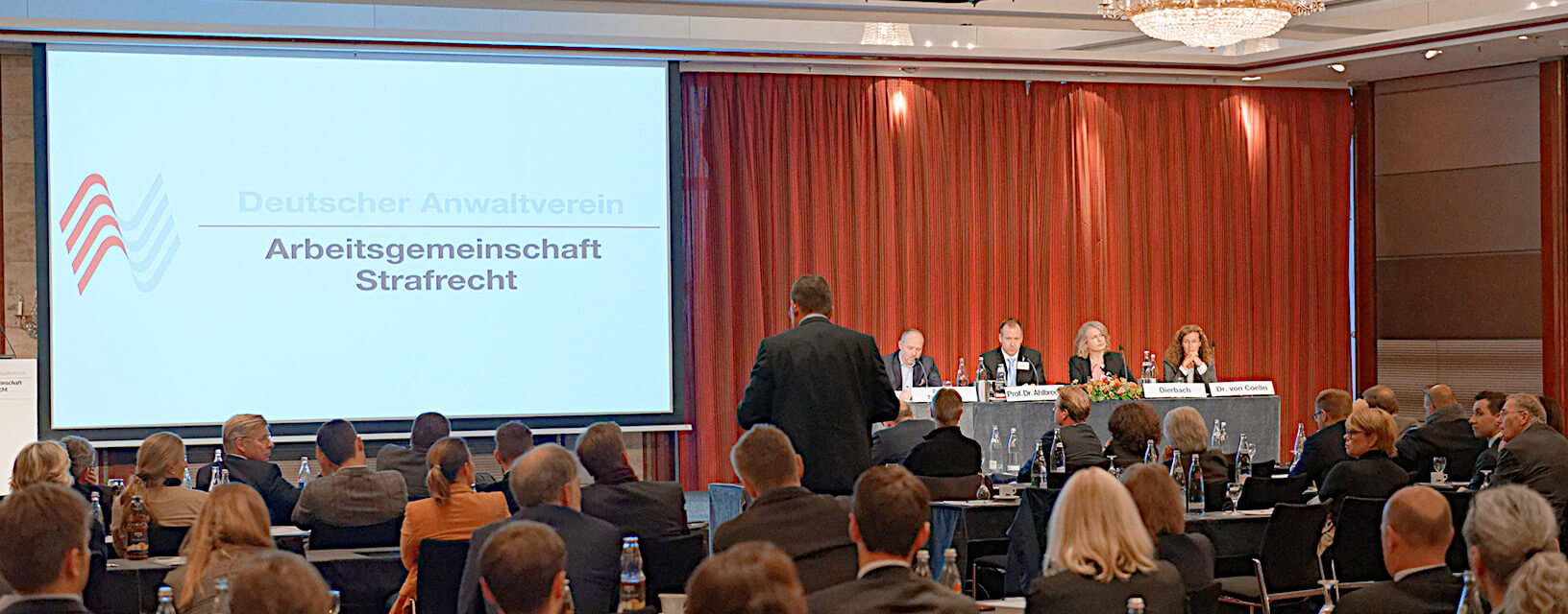 Bühne und Publikum bei einer Veranstaltung der AG Strafrecht