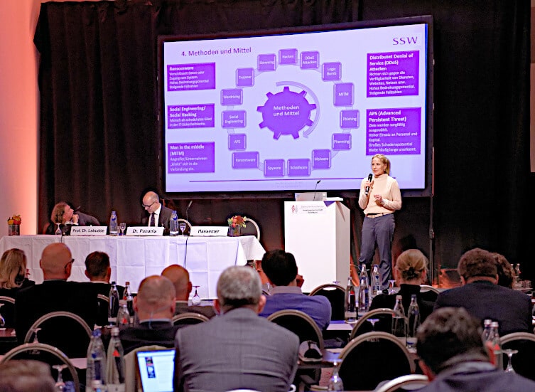 Bühne und Publikum bei einer Veranstaltung der AG Strafrecht