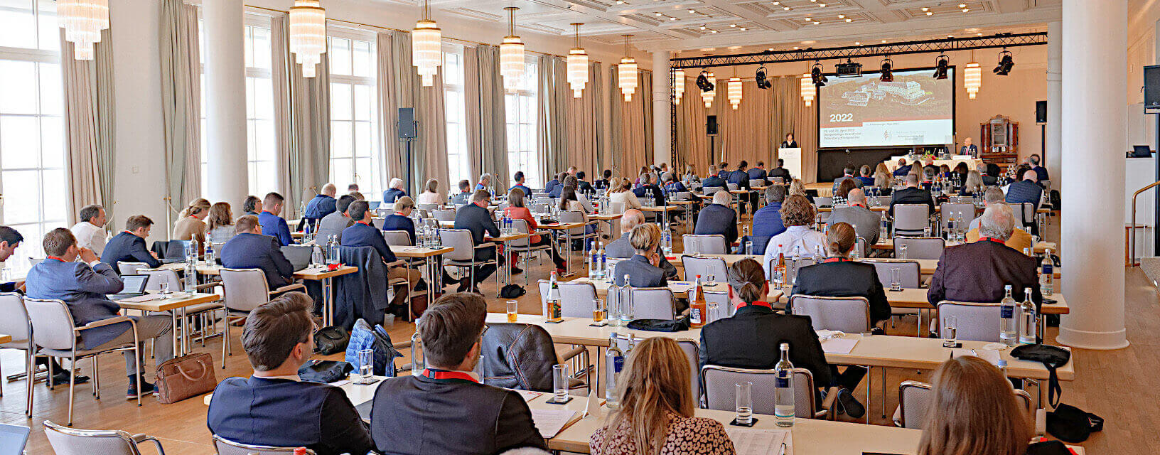 Bühne und Publikum bei einer Veranstaltung der AG Strafrecht