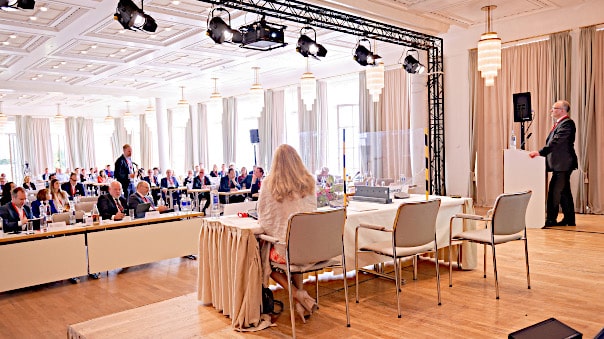 Blick von der Bühne ins Publikum der Petersberger Tage 2022