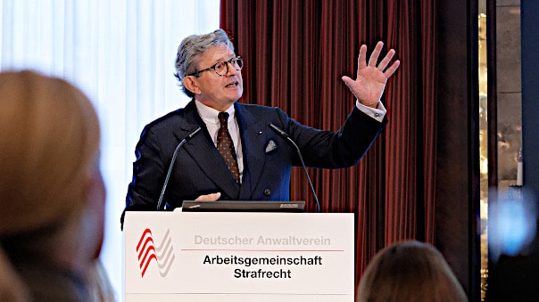 Redner bei einer Veranstaltung der AG-Strafrecht